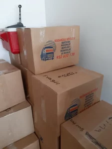 cajas con el logo de heysser girona
